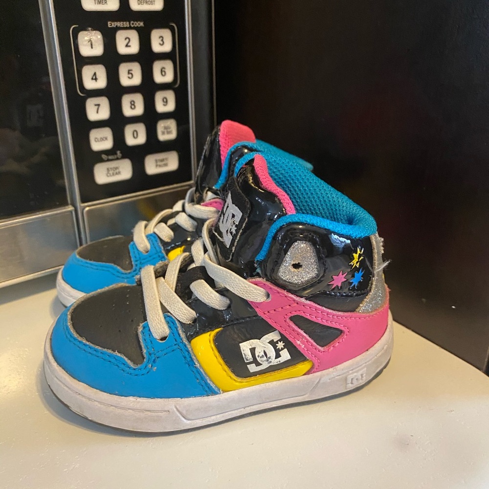 Size 5T DC shoes
